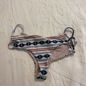 Acacia large swim bottom. Runs small.